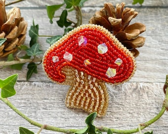 Hand Beaded Toadstool Brooch – Whimsical Mushroom Pin, Cottagecore Jewellery, Nature-Inspired Gift