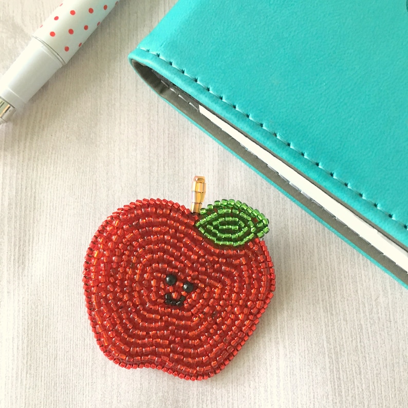 Apple Brooch, Cute Hand Beaded Fruit Pin, Gift for Her, Fall Autumn Harvest Lapel Pin, immagine 2