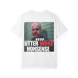 Op de afbeelding: Wit T-shirt met een afbeelding van een man voor een groene bakstenen muur. De tekst "UTTER WOKE NONSENSE" is gedrukt in wit, rood en zwart.