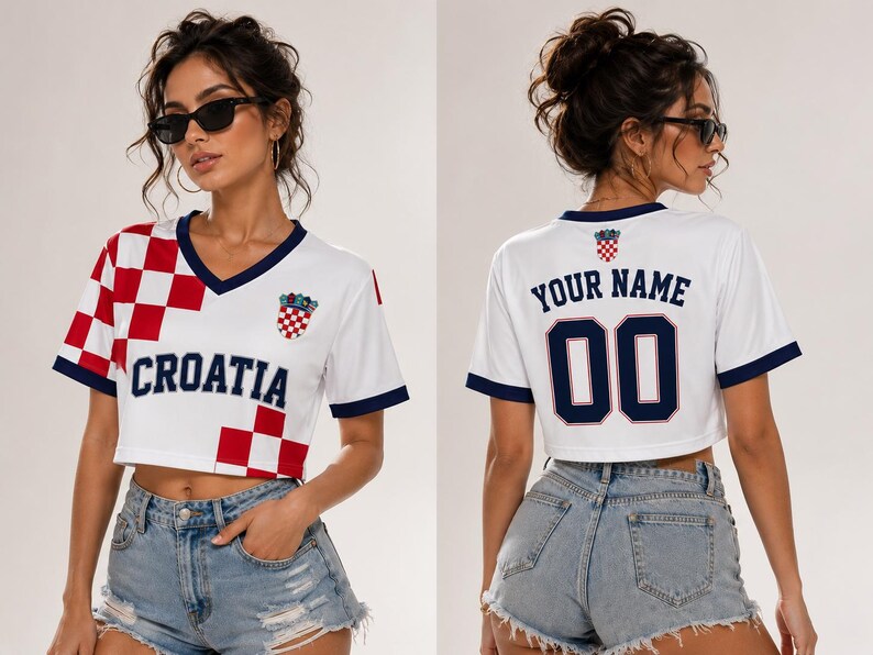 Puede incluir: Una camiseta corta blanca con cuello en V, con patrones de cuadros rojos y blancos en la parte delantera, el texto CROATIA en azul marino y un peque&ntilde;o escudo. La parte trasera muestra el texto YOUR NAME sobre el n&uacute;mero 00 en azul marino.