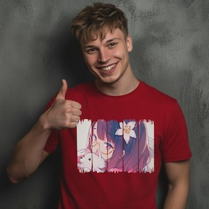 Könnte beinhalten: Rotes T-Shirt mit einer Grafik im Anime-Stil. Die Grafik zeigt zwei Anime-Charaktere mit großen Augen und einem kleinen weißen Hund. Das T-Shirt besteht aus einem weichen Material.