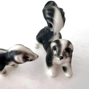 ミニチュアスカンクのペア ボーンチャイナ ヴィンテージ磁器 手描き 森の動物の置物
