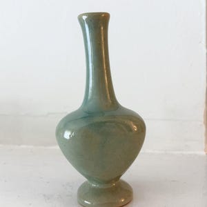Jarrón pequeño Zanesville Stoneware Seacrest, color verde turquesa, estilo MCM, frasco de perfume de cerámica.