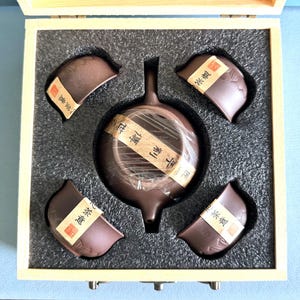 Handgefertigtes Yixing Zisha Teekannen-Set – Chinesisches Kung-Fu-Tee-Set aus lila Ton, in Originalverpackung