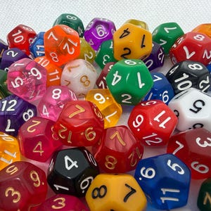 Set van 2 D12 polyhedrale dobbelstenen | Inclusief twee willekeurige D12 dobbelstenen | D&D | MTG | Bordspellen | Rollenspellen | Cadeauset | Essentieel