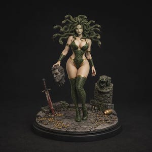 Op de afbeelding: Een gedetailleerd Medusa-beeldje met een figuur met slangenhaar in een donkergroen rompertje en dijhoge laarzen. Het figuur houdt een afgehakt hoofd vast en staat op een ronde voet met een zwaard, gouden munten en een stenen waterspuwer.