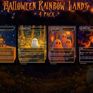 Può includere: Un pacchetto da 4 carte collezionabili Halloween Rainbow Lands con illustrazioni scure e suggestive. Le carte sono intitolate Haunted Tower, Pumpkin Patch, Spooky Reflection e The Other Side, ognuna con immagini di fantasmi e zucche.