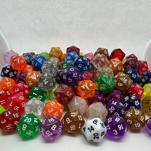 Set van 2 D20 polyhedrale dobbelstenen | Inclusief twee willekeurige D20 dobbelstenen | D&D | MTG | Bordspellen | Rollenspellen | Cadeauset | Essentieel