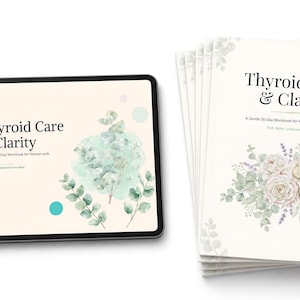 Puede incluir: Imagen de una tableta y una pila de cuadernos. La tableta muestra "Thyroid Care & Clarity" con ilustraciones florales y botánicas. Los cuadernos tienen el mismo título y diseño, con un ramo de flores. Los cuadernos son un cuaderno suave de 30 días.