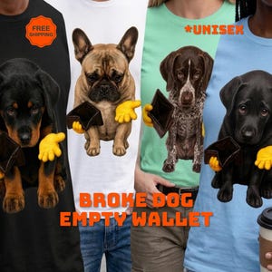 Könnte beinhalten: Vier T-Shirts in Schwarz, Weiß, Mintgrün und Hellblau, jeweils mit einem Welpen, der eine leere braune Geldbörse mit gelben Cartoon-Händen hält. Der Text BROKE DOG EMPTY WALLET ist unten in Orange gedruckt, mit UNISEX in Orange darüber.