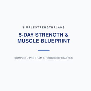 Puede incluir: Fondo blanco con el texto "SIMPLESTRENGTHPLANS" en la parte superior. Debajo, en letras azules oscuras, se lee "5-DAY STRENGTH & MUSCLE BLUEPRINT". Debajo hay una línea azul y, debajo, "COMPLETE PROGRAM & PROGRESS TRACKER".