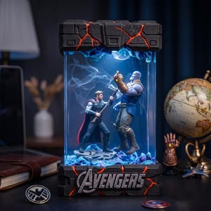 Hammer of the Storm-lampa i harts, Thunder Warrior vs Infinity Seeking Space Tyrant, handgjort superhjälte-diorama, samlarpresent till filmfan