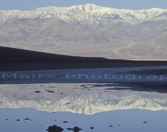 Couches bleu gris lavande neige montagnes eau vallée de la mort paysage Californie voyage photographie photographie d'art signée impression feutrée