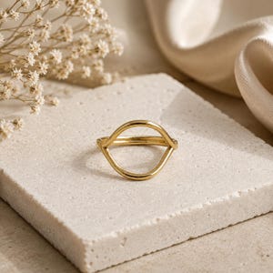 Anello a onda in ottone realizzato a mano, gioiello geometrico boho di tendenza, anello unisex artigianale.