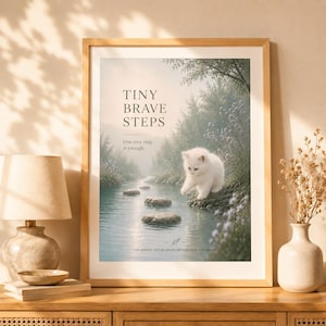 Pode incluir: Uma impressão artística emoldurada com um gatinho branco fofo em pé numa margem coberta de musgo ao lado de um riacho com pedras. O texto diz: TINY BRAVE STEPS, One tiny step is enough, e GO GENTLY. YOU'RE DOING BETTER THAN YOU THINK.