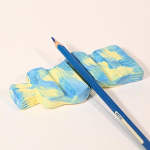 Handgemaakte keramische borstelsteun Verfbuisvorm gemarmerd blauw geel glazuur Artist Desk Tool Aardewerk Penhouder Bureaudecor Uniek cadeau Studiokunst