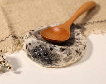 Reposacucharas de cerámica con estampado de foca gris moteada, hecho a mano, pintado a mano, de cerámica bajo vidriado, para decoración de cocina costera.