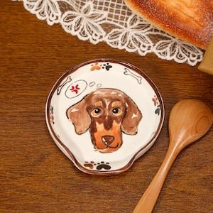 Reposacucharas personalizado con retrato de perro salchicha, foto de perro personalizada, plato de cerámica pintado a mano, divertido hueso de pata enojado, decoración de cocina, regalo para mamás de perros