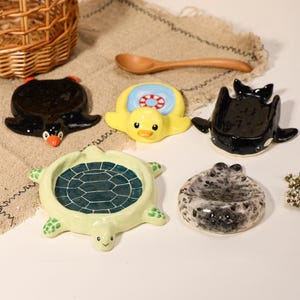 Repose-cuillère en céramique fait main, motif animal : tortue marine, pingouin, canard, orque, phoque. Décoration de cuisine. Cadeau idéal pour les amoureux des animaux côtiers.
