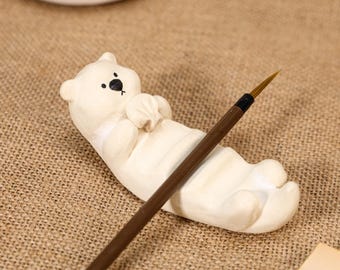 Poggiapennelli Kawaii a forma di orsetto bianco crema, fatto a mano, stravagante portapenne in ceramica, accogliente decorazione da scrivania a forma di animale, grazioso poggiapennelli in ceramica, regalo per artisti