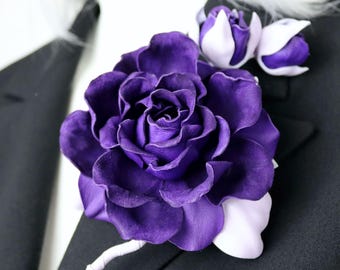 Lila Lederbrosche mit Rose, handgefertigte Blumennadel, botanisches Accessoire in Fliederfarben