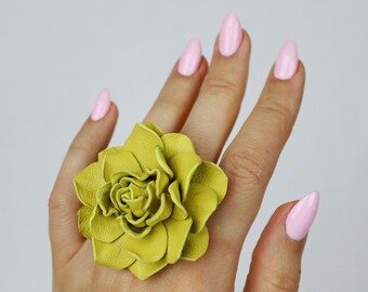 Gelber Lederring mit Rose: Handgefertigter, verstellbarer Blumenschmuck