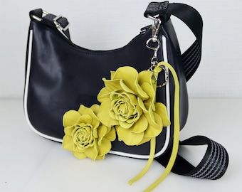 Taschenanhänger – Schlüsselanhänger mit gelben Lederrosen, handgefertigtes Blumenaccessoire