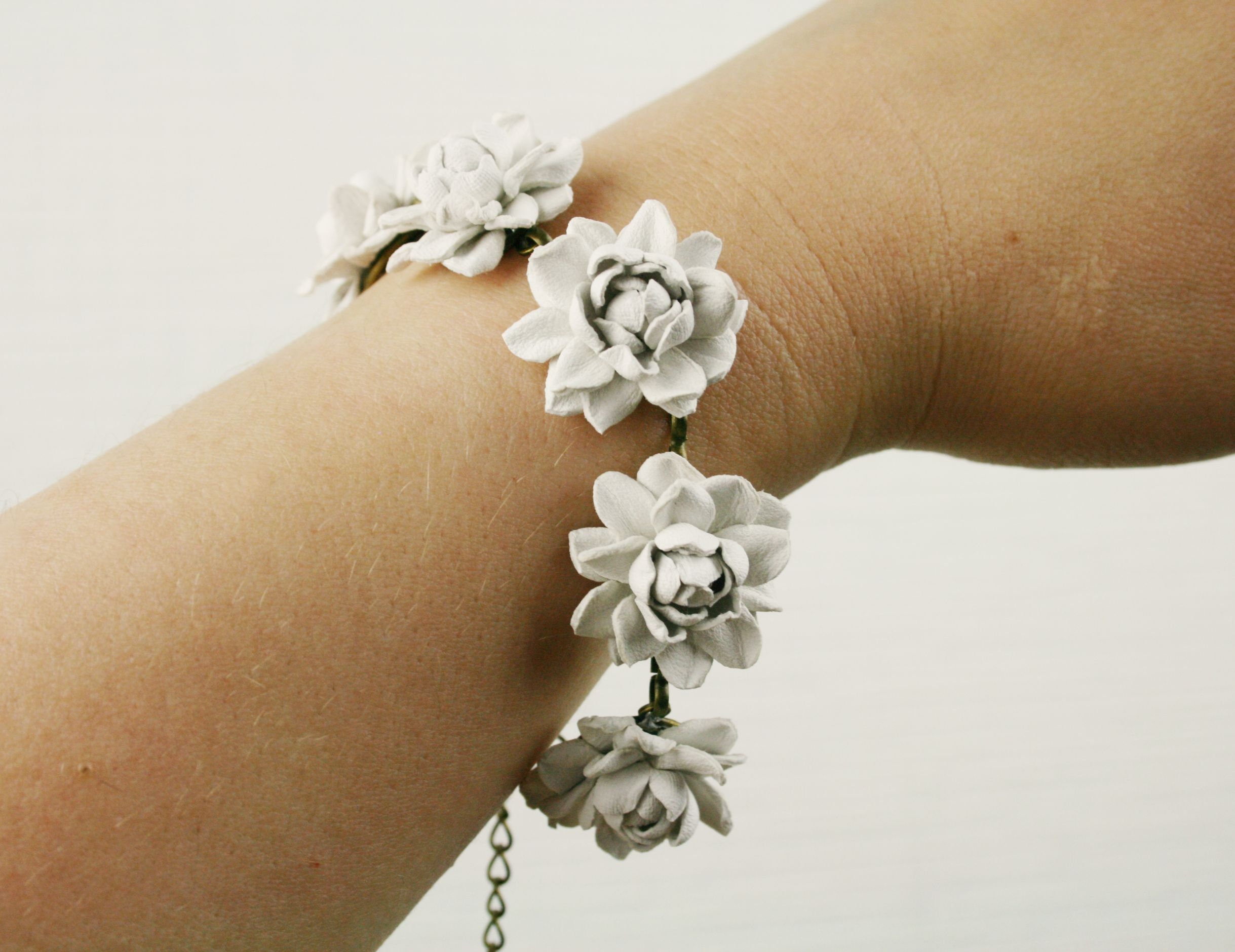 Цветок браслет купить. Цветочный браслет. Браслет с цветочками. Цветочный браслет на руку. Браслет цветочком белый.