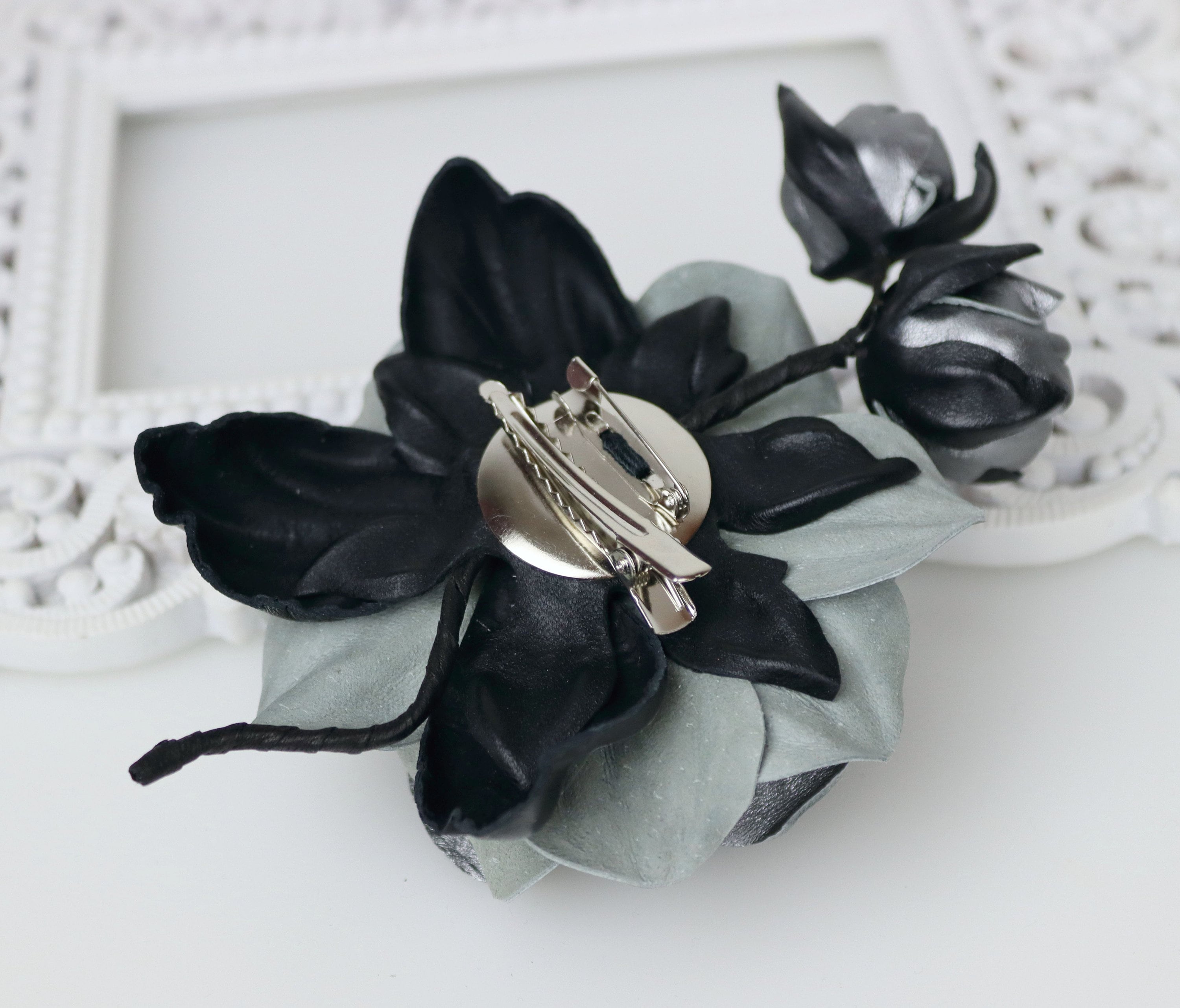 【MOILLY】Rose Brooch Frill Long Sleeve Gray Metallic Leather Rose Flower Brooch, Leather Rose Pin