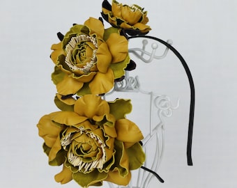 Dunkelgelbes Leder-Haarband mit Blumen: Florales Haaraccessoire