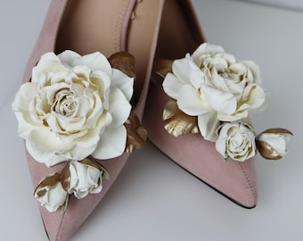 Handgefertigte Schuhclips aus elfenbeinfarbenem Leder mit Rosenmuster und floralem Blattgold-Accessoire