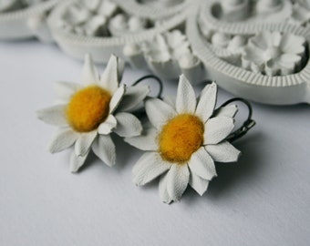 Leather daisy flower earrings