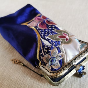 Brillenkoker, stoffen zonnebrillenkoker, brillenkoker in retrostijl, mooie brillenkoker met kussluiting, brillenkoker kiss lock, brillenbeschermer