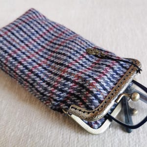 Eyeglass case, kiss lock sunglass case, vintage eyeglass pouch, kiss clasp eyeglasses case, retro style glasses case, fabric eyeglass wallet