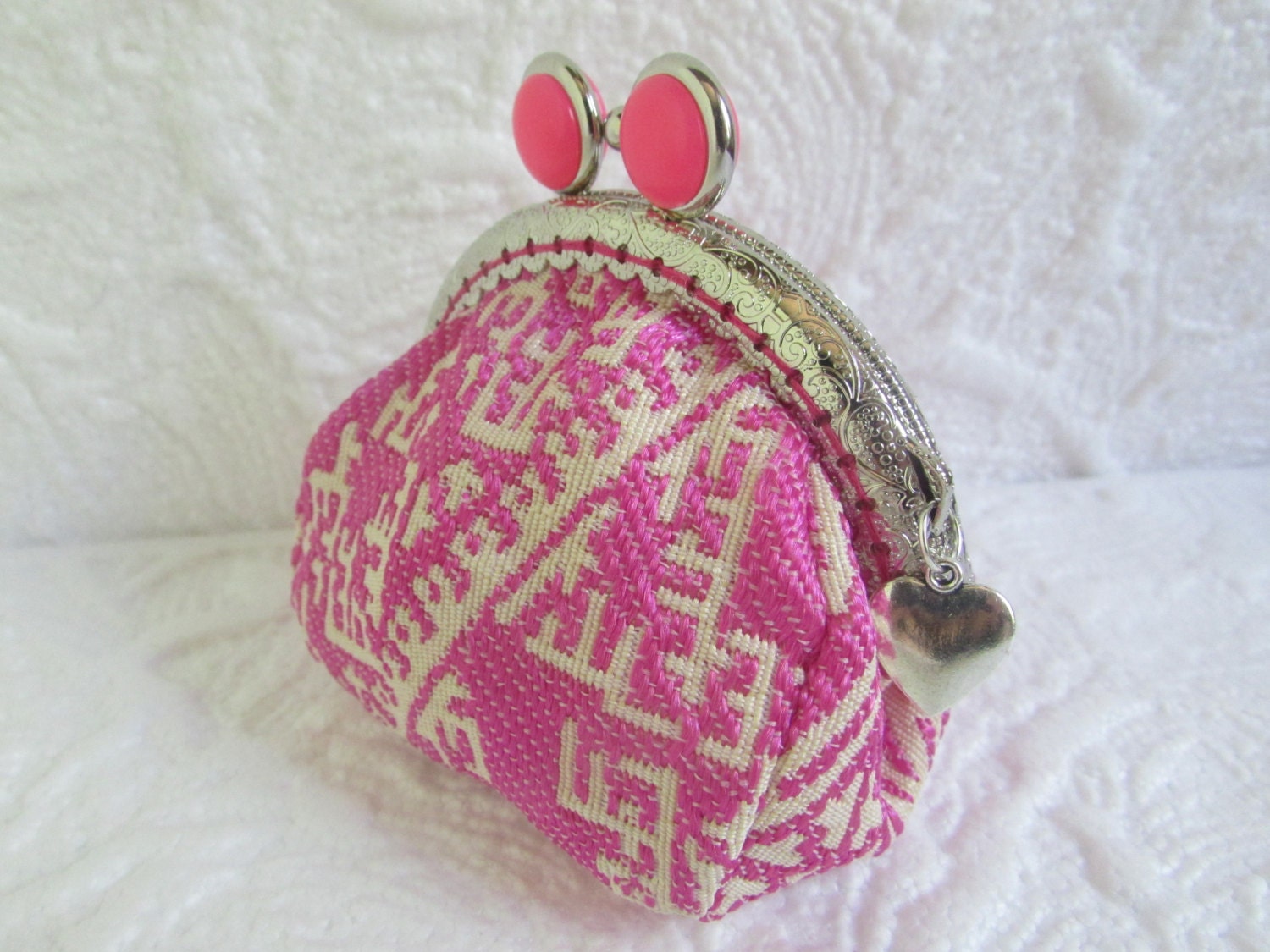 Heart】 Kiss lock bag/coin purse/pink holeless round mouth hand embroidery -  Shop hikim Coin Purses - Pinkoi