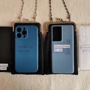 Może przedstawiać: Kolekcja czterech etui na telefony: czarne etui Samsung Galaxy Note 10 Pro, niebieskie etui iPhone 14 Pro Max w czarnym pokrowcu z łańcuszkiem, jasnoniebieskie etui Samsung Galaxy S21 Ultra w czarnym pokrowcu z łańcuszkiem oraz przezroczyste etui Samsung Galaxy S22 Ultra.