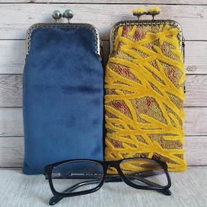 Eyeglass case, fabric eyeglasses case, retro style glasses holder, kiss clasp glasses pouch, kiss lock glasses case, unique gift for her