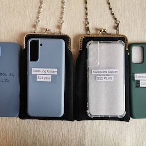 Może przedstawiać: Niebieskie etui na iPhone 14 Plus, jasnoniebieskie etui na Samsung Galaxy S21 plus w czarnym pokrowcu, przezroczyste etui na Samsung Galaxy S22 PLUS w czarnym pokrowcu oraz ciemnozielone etui na Samsung Galaxy S20 plus z etykietami modeli.