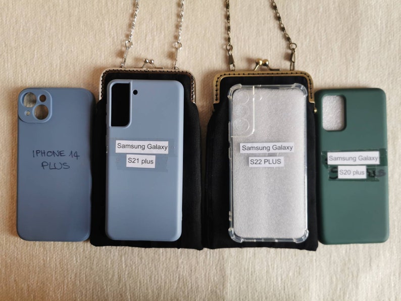 Może przedstawiać: Niebieskie etui na iPhone 14 Plus, jasnoniebieskie etui na Samsung Galaxy S21 plus w czarnym pokrowcu, przezroczyste etui na Samsung Galaxy S22 PLUS w czarnym pokrowcu oraz ciemnozielone etui na Samsung Galaxy S20 plus z etykietami modeli.