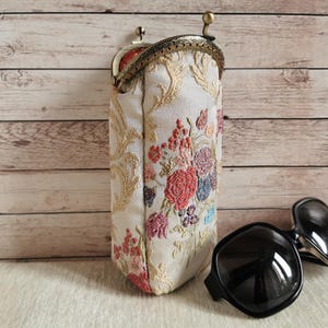 Eyeglass case, fabric sunglass pouch, handmade glasses wallet, eyeglass clutch, vintage style glasses case, woman kiss clasp eyeglasses case