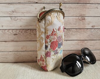 Eyeglass case, fabric sunglass pouch, handmade glasses wallet, eyeglass clutch, vintage style glasses case, woman kiss clasp eyeglasses case