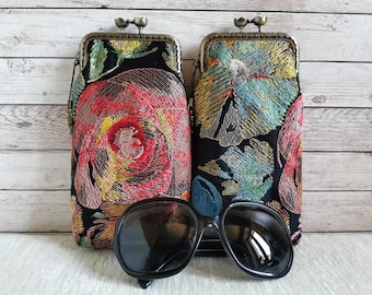 Eyeglass case, sunglass case, kiss clasp eyeglasses case, kiss lock glasses case, handmade sunglasses case, woman vintage style glasses case