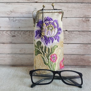 Eyeglass case, flowers sunglass case, kiss lock glasses case, eyeglasses pouch, vintage style glasses case, woman kiss clasp sunglasses case