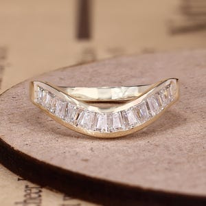 Geschwungener Baguette Moissanit Ehering, konischer Baguette Ring, Ehering Lünette, V förmiger Stapelring, Ehering 14K Gold