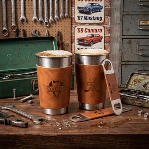 Chope à Bière Personnalisée avec Housse Cuir et Décapsuleur Gravé, Cadeau Garçon d'Honneur, Mariage, Camping, Soirée Extérieure
