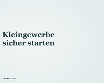 Könnte beinhalten: Eine hellgraue Grafik mit dem dunkelgrünen Text Kleingewerbe sicher starten in einer Serifenschrift. In der unteren linken Ecke befindet sich der Text ANKORA STUDIO in einer kleineren serifenlosen Schrift. Das Design ist schlicht.