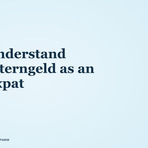 Peut inclure: Un graphique bleu clair avec un texte bleu foncé qui indique Understand Elterngeld as an Expat. Dans le coin inférieur gauche, un texte plus petit en bleu foncé indique ANKORA STUDIO. Le design global est épuré, professionnel et informatif.