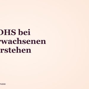 May include: A light beige graphic with dark brown text that reads ADHS bei Erwachsenen verstehen. In the bottom left corner, there is smaller dark brown text that reads ANKORA STUDIO. The design features a solid vertical dark pink line on the left.