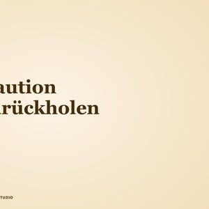 Könnte beinhalten: Ein rechteckiges Grafikdesign mit hellbeigem Hintergrund und dunkelbraunem Text, der links "Kaution zurückholen" und unten links "ANKORA STUDIO" zeigt, sowie einer vertikalen dunkelbraunen Linie am linken Rand des Bildes.