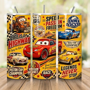 Puede incluir: Un vaso cilíndrico con pajita sobre un fondo amarillo, decorado con personajes de la película Cars, incluyendo a Rayo McQueen, Mate y Sally. El texto incluye Life is a Highway, Route 66, Dinoco y Piston Cup Champion.